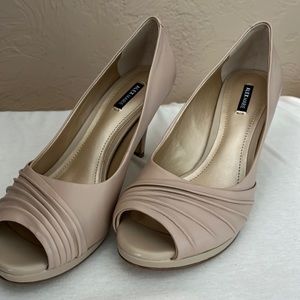 Beautiful tan heels